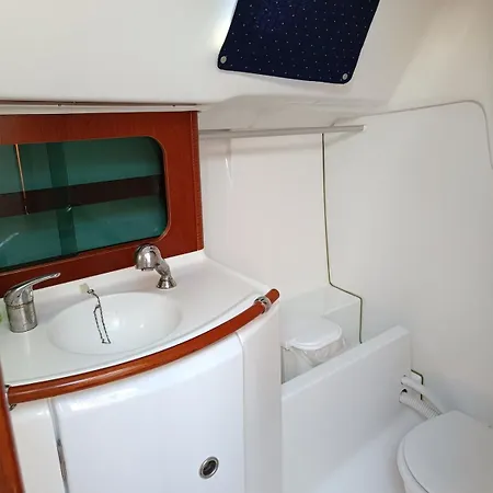 Veleiro Na Marina Da Expo * Lissabon