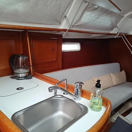 Veleiro Na Marina Da Expo Lissabon