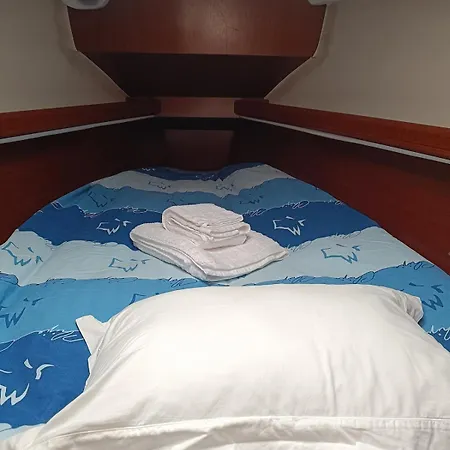 Veleiro Na Marina Da Expo * Lissabon