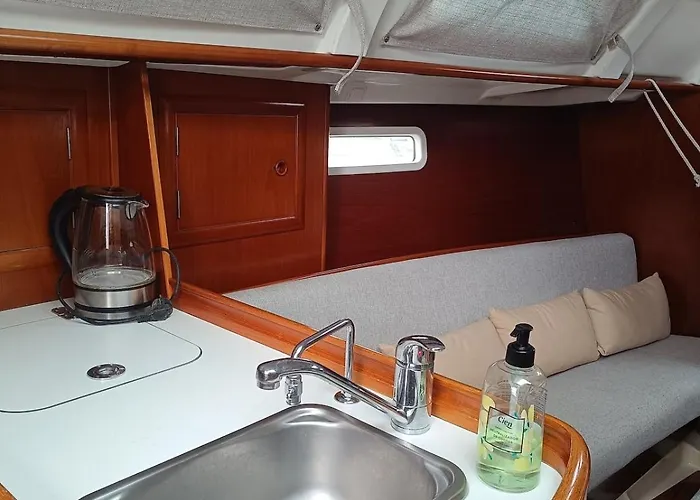 Veleiro Na Marina Da Expo Lisboa